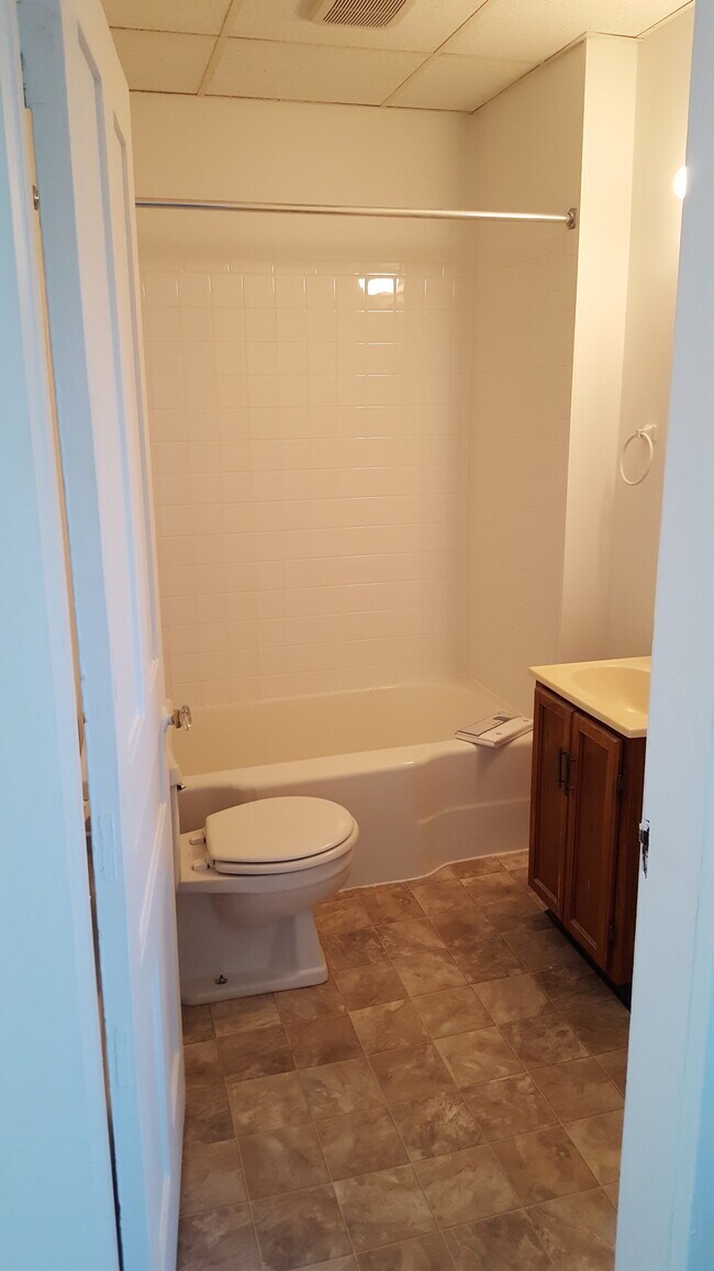 Baño completo - 305 Judd Rd