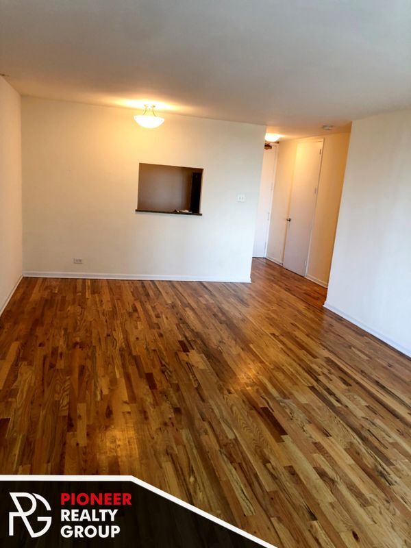 Building Photo - 4600 N Clarendon Ave