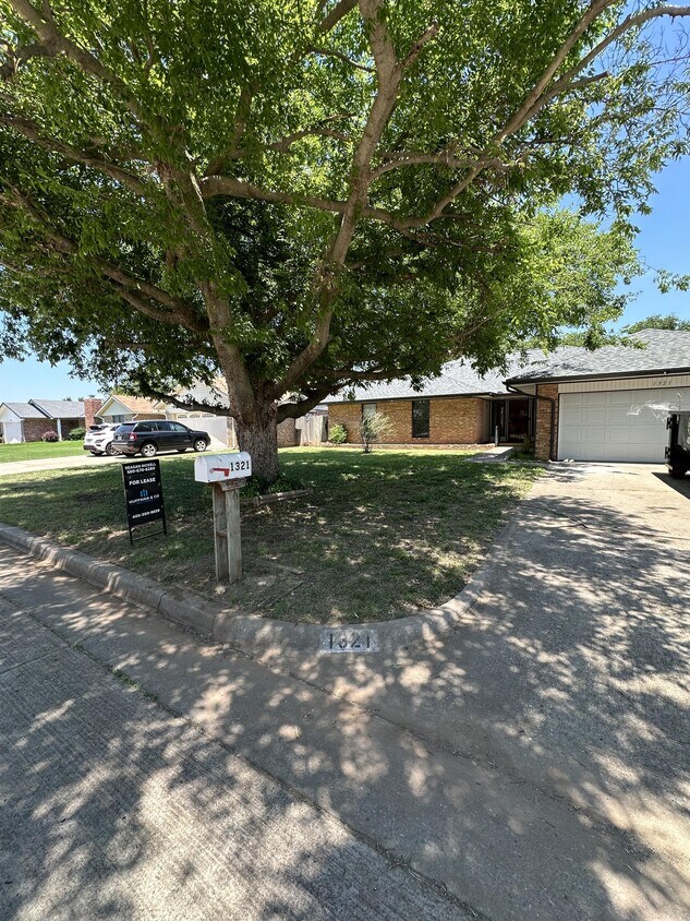 Primary Photo - 1321 Alviola Ave