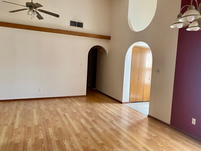 Foto del edificio - 2032 Camelot Dr