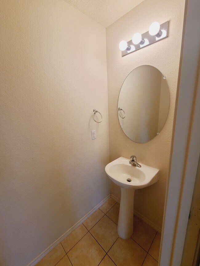 Foto del edificio - 4 bedroom 2.5 bath home