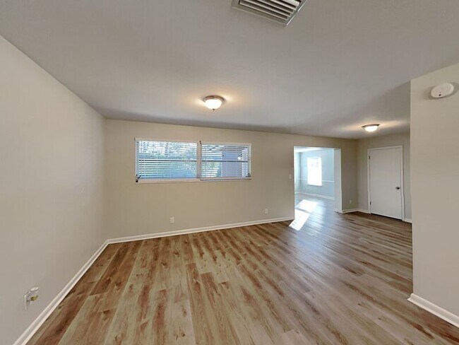 Building Photo - 5051 San Clerc Rd