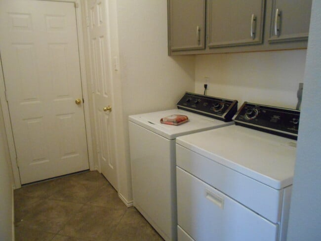 Foto del edificio - "Charming 3-Bedroom Home with 2 Baths in L...
