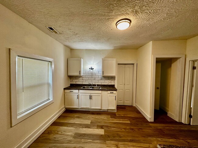 Foto del edificio - Nicely finished 2 bedroom bungalow