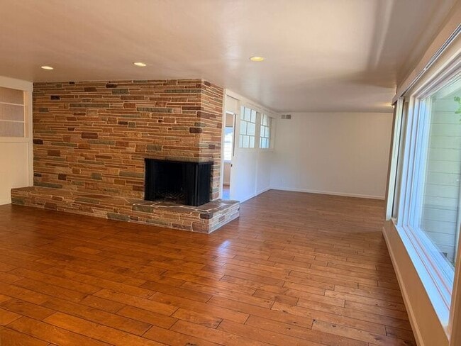 Building Photo - 3 Bed and 3 Bath Home Located Off of Forest Ave