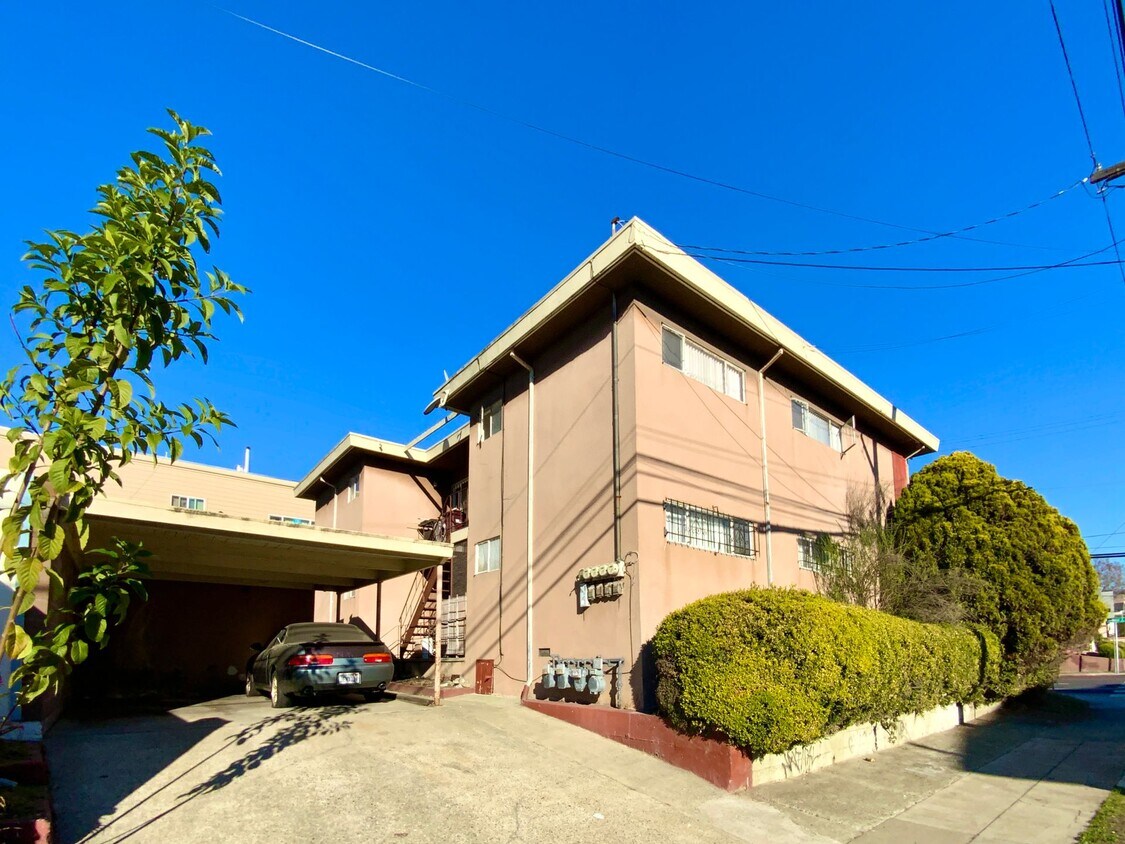 Foto principal - RENOVATED Unit, w/ HARDWOOD Floors! Spacio...