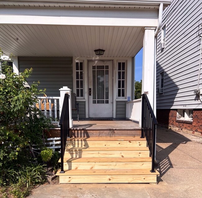 Building Photo - 1463 Riverside Dr