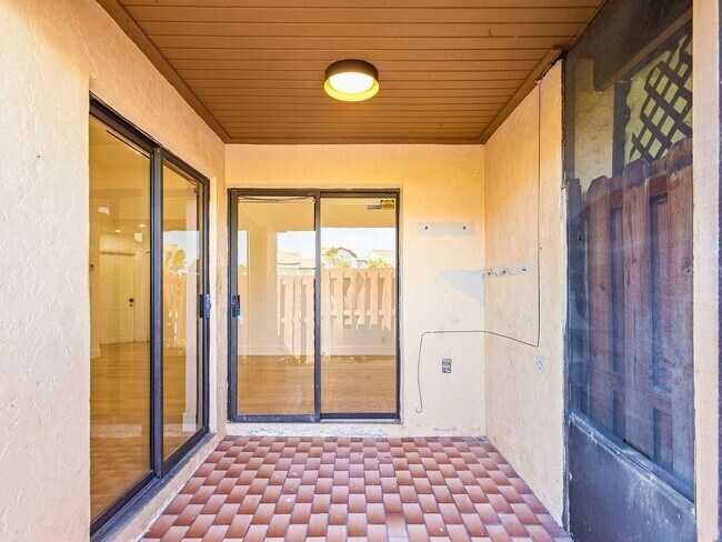 Foto del edificio - Northwest 171st Street, Hialeah, FL 33015 - 2 BR 2 BA townhouse