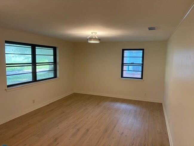 Building Photo - Gorgeous 3 Bedroom Remodeled Home