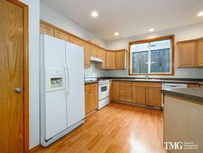 Foto del edificio - Spacious 4 bedroom home with covered deck ...