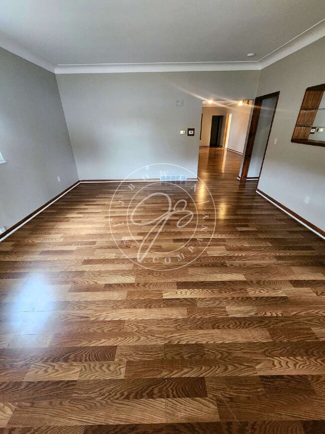 Foto del edificio - Must see to truly appreciate! This unique 3-bedroom, 2.5-bath unit within a 4-unit complex offers...