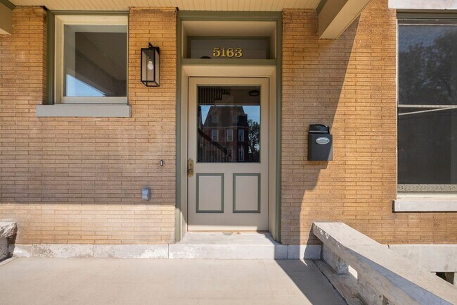 Foto del edificio - HISTORIC THREE LEVEL 19TH CENTURY THREE LEVEL 4 BED, 3.5 BATH HOME