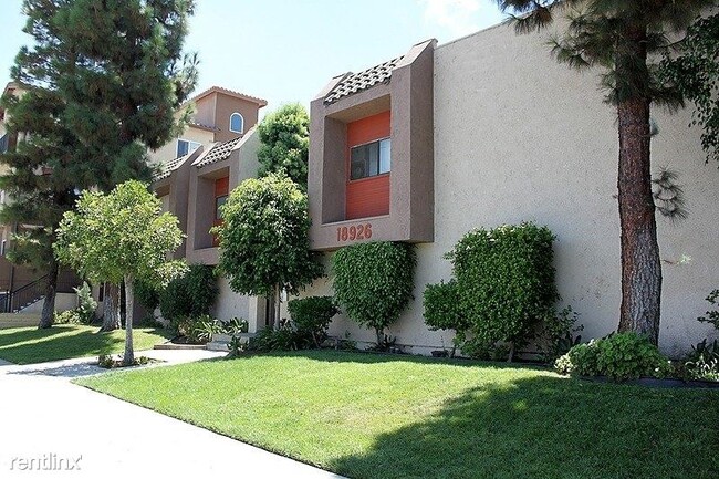 Building Photo - 2 br, 1.5 bath Townhome - 18926 Sherman Wa...