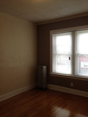 Building Photo - 725 W 111th St