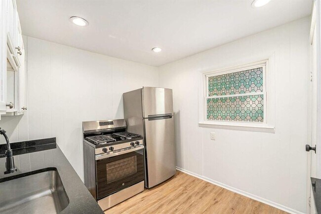 Foto del edificio - AVAILABLE NOW! Freshly Rehabbed 3-Bedroom ...