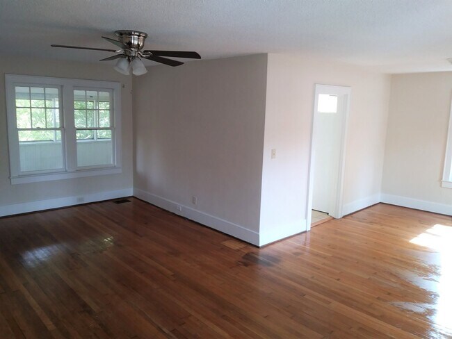 Building Photo - Great 2 Bedroom in Red Bank with Huge Yard...