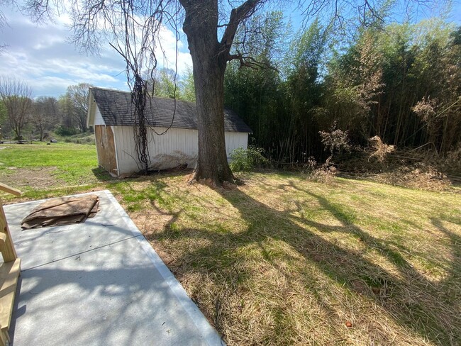 Building Photo - Lawncare and water included- 1 Bed 1.5 Bat...