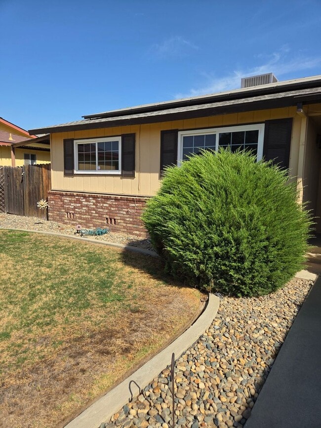 Building Photo - 606 Tamarack Ln