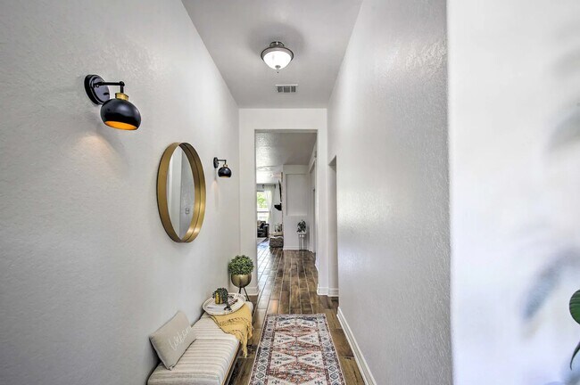 Building Photo - 8907 Highland Gate