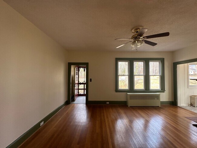 Foto del edificio - House in Bedford with Lot of Outdoor Space.