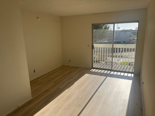 Building Photo - 263 S Ventura Rd