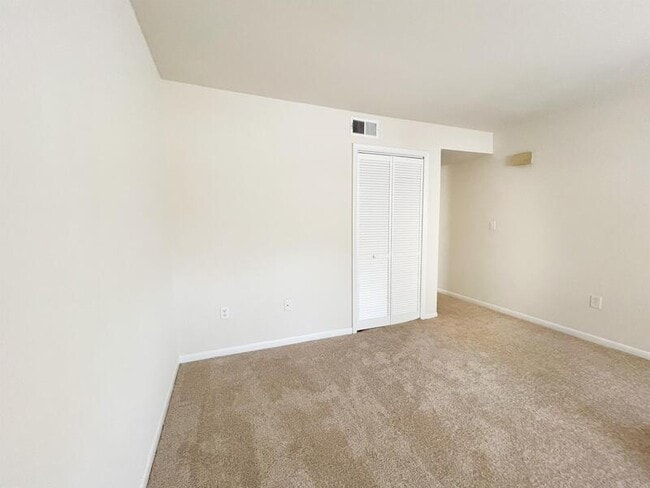 Foto del edificio - 227 Wakefield Rd