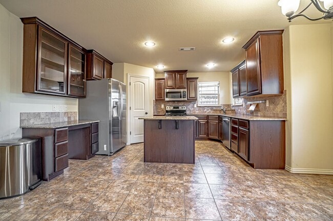 Building Photo - Beautiful Family Home in Bentonville!