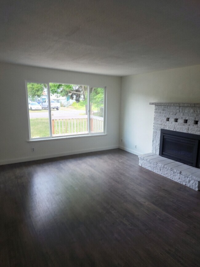 Building Photo - 4104 W Pleasant Ln