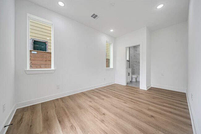 Foto del edificio - 3468 Bremond St