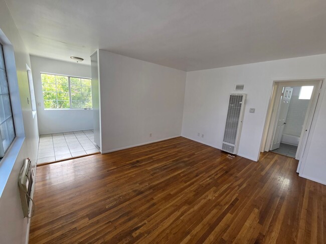 Foto del edificio - 256 W Valencia Ave