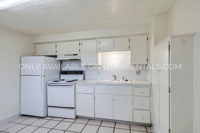 Building Photo - 2233 S 200 W
