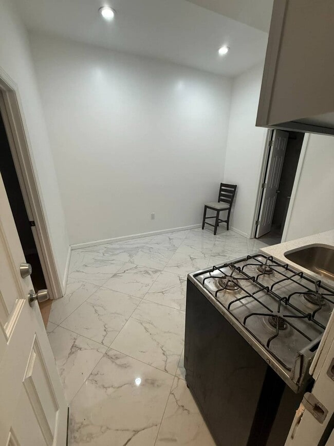 Foto del edificio - 246-04 Jericho Tpke