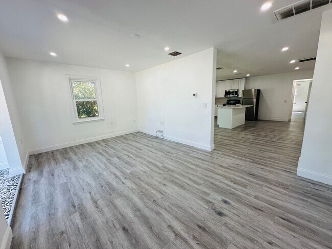 Building Photo - Charming 3 Bed, 2 Bath Oasis: Minutes from...
