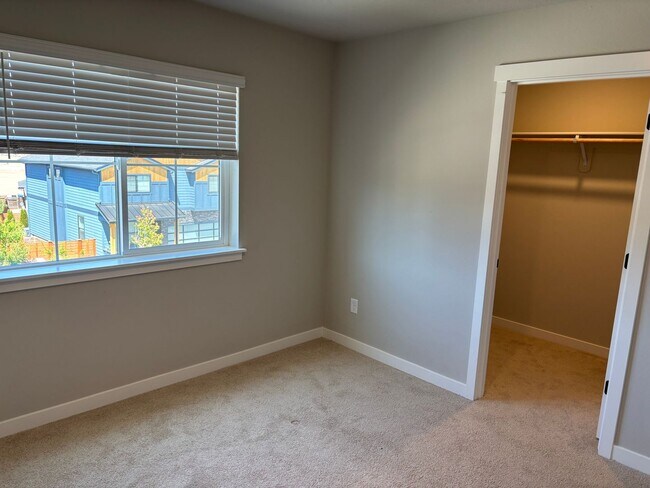 Building Photo - Home on Bend's Westside!