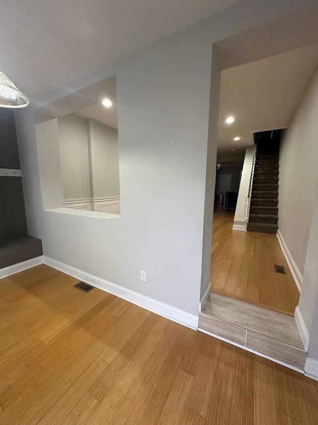 Building Photo - Newly renovated 3 bed/2 bath
