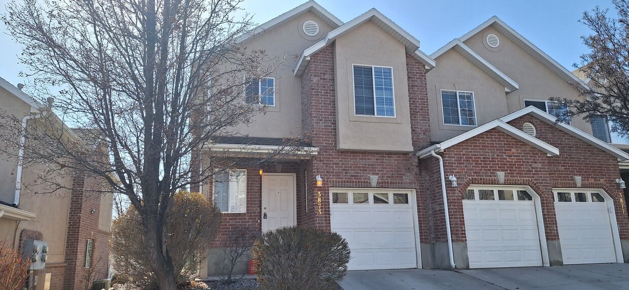 Primary Photo - Beautifully Updated 3-bed, 2.5-bath Townho...