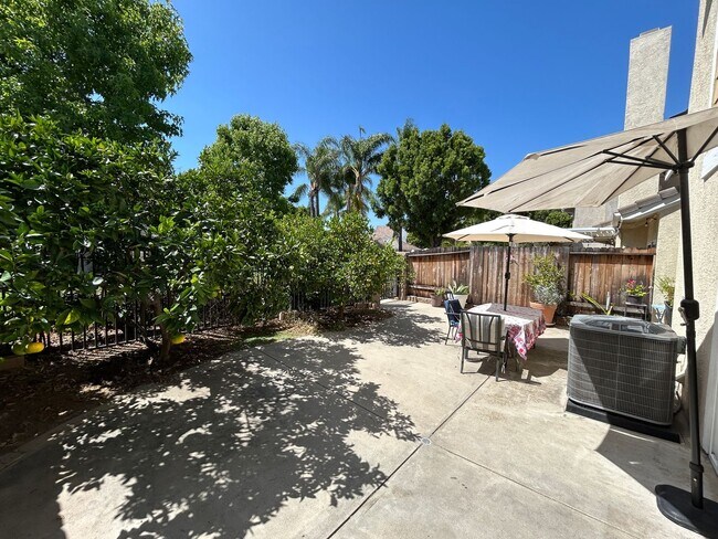 Foto del edificio - Beautiful 3 Bedroom 3 Bath Townhome with Loft in Orange!