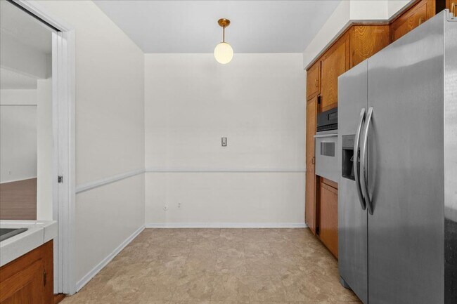 Foto del edificio - Light-Filled Top Floor Retreat in the Heart of Franklin Village