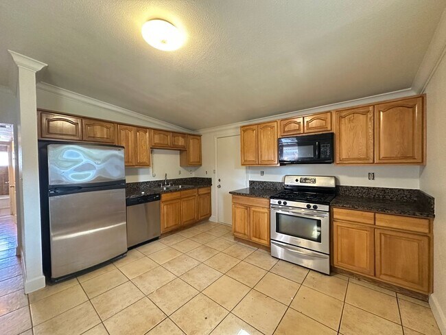 Foto del edificio - Coming Soon! West Sac Three Bedroom Home