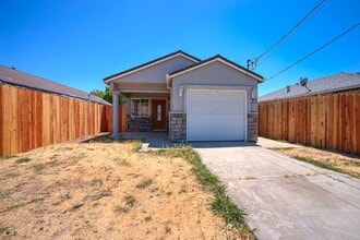 Building Photo - 2716 Yreka Ave