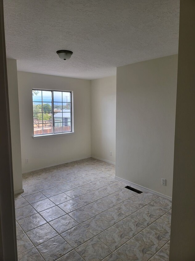 Foto del edificio - North valley 3 bedroom 2/BA 1245/sf 1/CG 2...