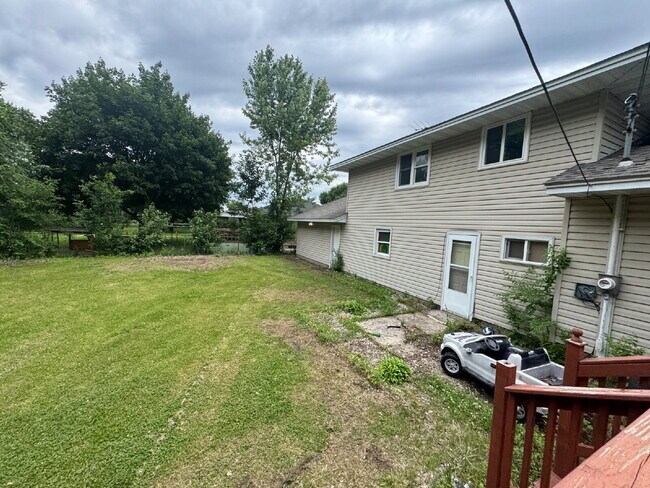 Foto del edificio - Spacious 4-Bed, 3-Bath Gem on Regent Ave - Your Dream Home Awaits in Brooklyn Park