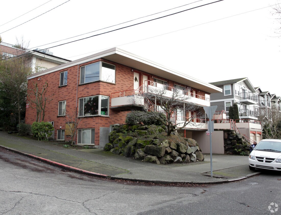 Building Photo - 103 E Lynn St
