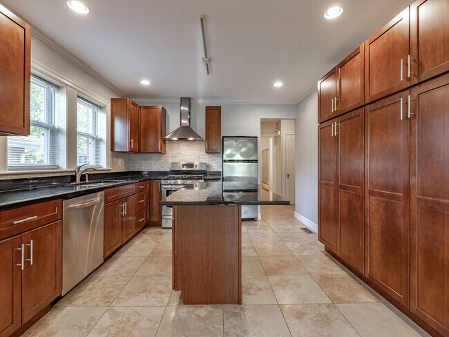 Building Photo - 2033 Bland Pl