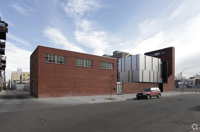 Foto del edificio - Chroma Townhomes