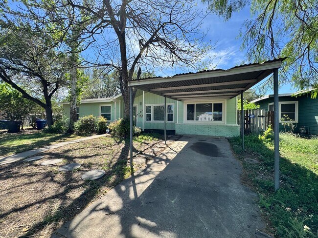 Building Photo - *MOVE IN SPECIAL* Stylishly Renovated Home with Fenced Backyard & Two Living Areas!