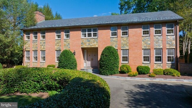 Building Photo - 221 Chain Bridge Rd