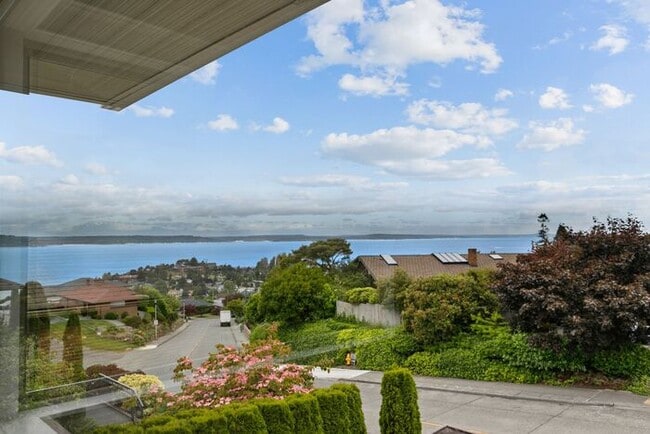 Building Photo - Gorgeous West Seattle Mid-Century Modern w...