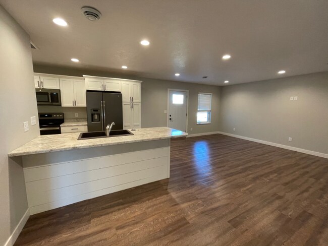 Building Photo - 2912 Sportsmans Dr