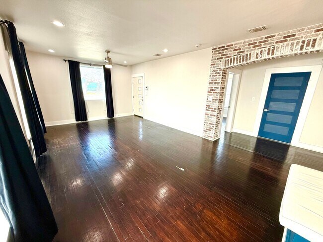 Building Photo - Available Now! MUST SEE 3 Bedroom / 2 Bath...